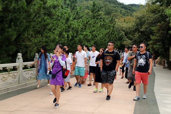 6跟随导游的讲解漫步赤山景区_副本.jpg